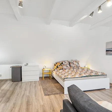 Helles & Charmantes Dachgeschossapartment In Der Fussgaengerzone *