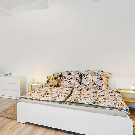 Helles & Charmantes Dachgeschossapartment In Der Fussgaengerzone