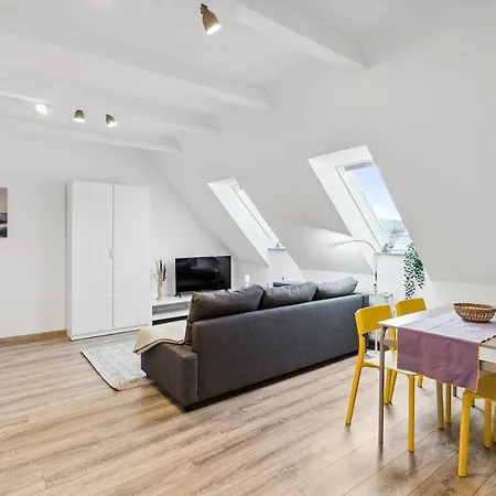 Helles & Charmantes Dachgeschossapartment In Der Fussgaengerzone Apartment Cottbus